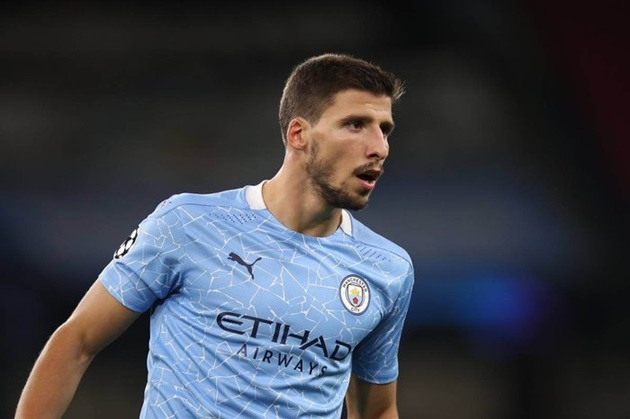 Trung vệ: Ruben Dias (Man City). Chỉ vừa gia nhập Man City vào mùa hè 2020, nhưng ngôi sao người Bồ Đào Nha đã cho thấy tác động mạnh mẽ lên lối chơi của đội bóng thành Manchester. Sự xuất hiện của Dias giúp Pep giải quyết triệt để vấn đề nơi khâu phòng ngự, từ đó hướng đến chức vô địch EPL.