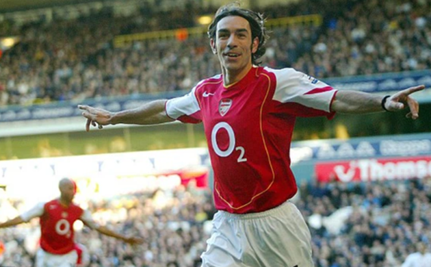 Pires trong màu áo Arsenal.
