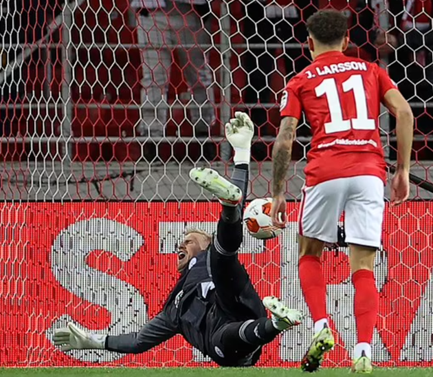 Leicester City có chuyến hành quân đến nước Nga lạnh giá để đối đầu với Spartak Moscow ở lượt trận thứ 3 bảng C Europa League. Dù được đánh giá cao hơn, tuy nhiên Bầy cáo nhận ngay gáo nước lạnh ở phút 11. Aleksandr Sobolev dứt điểm đưa bóng đi đập đất làm cháy lưới Leicester.