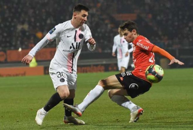 PSG tung đội hình cực mạnh ở chuyến làm khách đến sân nhà Lorient trong khuôn khổ vòng 19 Ligue 1. Bộ đôi Mauro Icardi và Lionel Messi đá cao nhất trên hàng công đội bóng nước Pháp. Hỗ trợ phía sau cặp song sát là Georginio Wijnaldum và Angel di Maria.