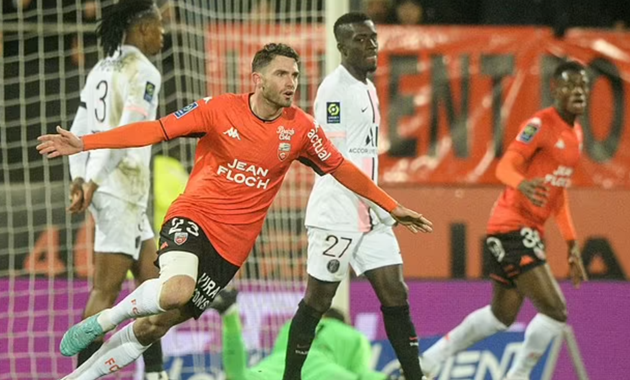 Dù được đánh giá vượt trội so với đối thủ, thế nhưng PSG bất ngờ bị thủng lưới trước. Phút 40, tiền vệ Thomas Monconduit tung cú sút xa uy lực, xé toang mành lưới của Keylor Navas.