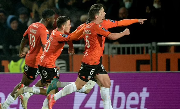 Lorient cho thấy sự nguy hiểm của mình ở các tình huống phản công dù chỉ cầm bóng 23%. Xét trên khía cạnh tổng số cú sút, Lorient có chỉ số tương đương với PSG: 17 pha dứt điểm.