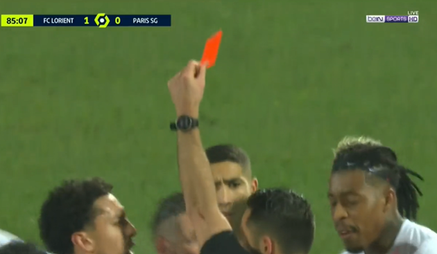 PSG chỉ còn 10 cầu thủ trên sân kể từ phút 86.