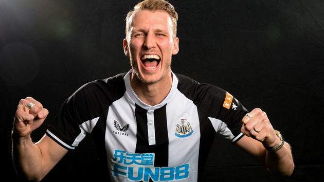 Hậu vệ: Dan Burn - Newcastle United. Với chiều cao lý tưởng 1m98, Dan Burn hứa hẹn củng cố sức mạnh hàng thủ Chích chòe. Newcastle United bỏ ra 13 triệu bảng anh sở hữu chữ ký của Dan Burn từ Brighton.