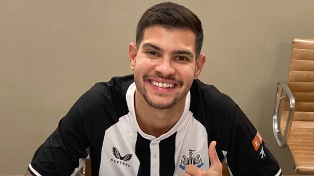 Tiền vệ trung tâm: Bruno Guimaraes - Newcastle. Khả năng cầm bóng, dẫn dắt lối chơi của tiền vệ người Brazil hứa hẹn là cứu cánh giúp Newcastle trụ hạng Premier League mùa này.