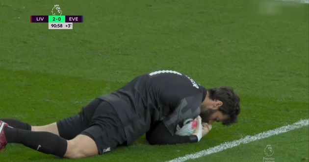 Alisson Becker - 7 điểm. Thủ thành người Brazil có màn trình diễn tròn vai trước Everton. Alisson thi đấu chắc chắn, ra vào hợp lý và không mắc sai sót lớn.