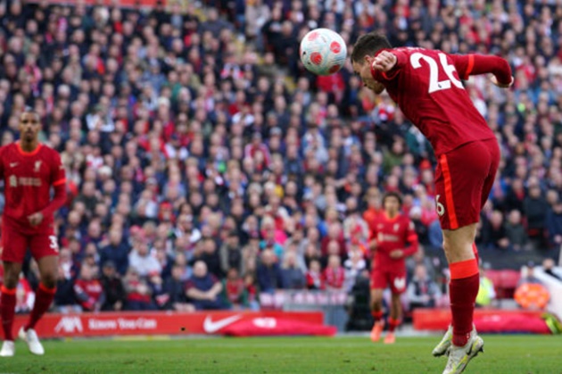 Andrew Robertson - 8 điểm. Bàn thắng ở phút 62 của Robertson giúp Liverpool cởi bỏ gánh nặng tâm lý. Pha lập công của tuyển thủ quốc gia Scotland mở ra bước ngoặt trận đấu, phá vỡ thế bế tắc của The Kop trước lối chơi phòng ngự từ Everton.