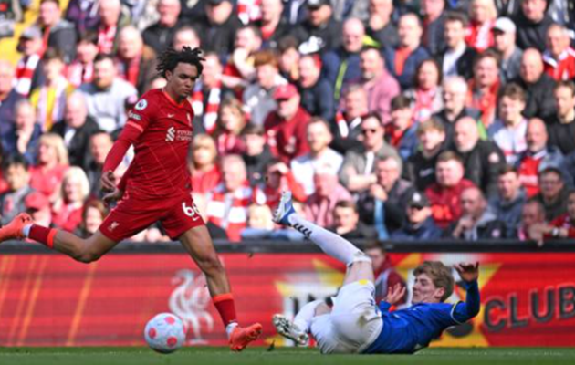 Trent Alexander-Arnold - 7 điểm. Tuyển thủ Tam Sư có màn trình diễn nhạt nhòa ở hiệp 1 với những đường chuyền sai địa chỉ và cảm giác bóng không tốt. Alexander-Arnold chơi tốt hơn sau giờ nghỉ giải lao.