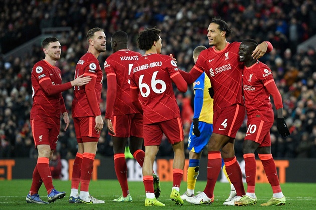 Liverpool hạ màn Premier League 2021/2022 bằng chiến thắng 3-1 trước Wolves. Tuy nhiên, 3 điểm đó vẫn không thể giúp The Kop soán ngôi Man City. Ở trận đấu cùng giờ, nửa xanh thành Manchester đánh bại Aston Villa 3-2, chính thức bảo vệ thành công ngai vàng Premier League.