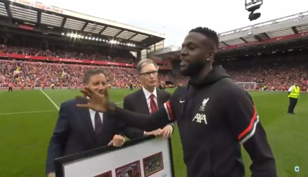 HLV Jurgen Klopp cùng các học trò đã lập hàng rào danh dự tạm biệt Origi. Tham dự buổi chia tay còn có chủ tịch John W. Henry.
