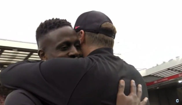 Cái ôm đầy tình cảm giữa Origi và HLV Klopp.