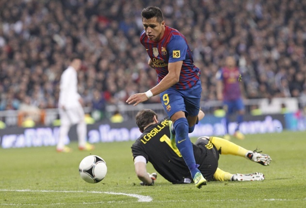 Sanchez có lối chơi đa năng.