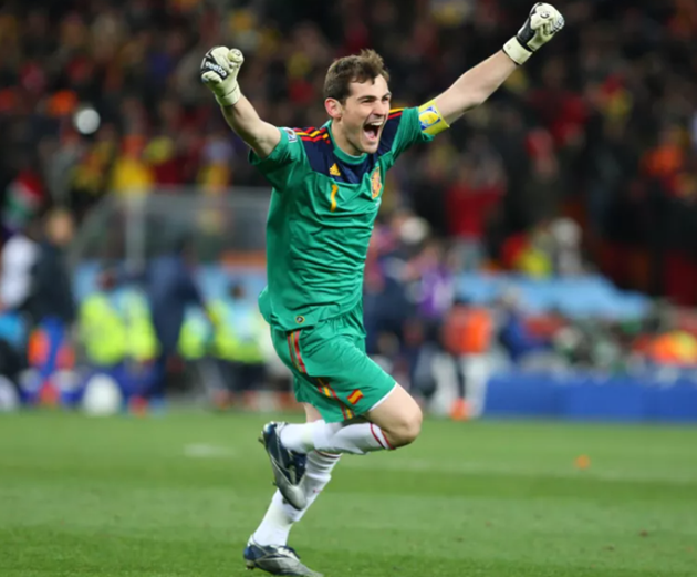 Casillas là huyền thoại trong khung gỗ.