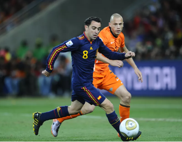 Xavi đóng vai trò nhạc trưởng giữa sân.
