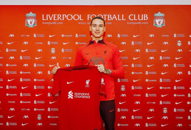 Hình ảnh Nunez rạng rỡ bên cạnh chiếc áo đấu Liverpool khiến nhiều CĐV The Kop cảm thấy phấn khích. Sát thủ 22 tuổi hứa hẹn mang đến sự bổ sung cần thiết cho hàng công đội chủ sân Anfield. Trong bối cảnh Sadio Mane có khả năng cao rời đi, Nunez là sự thay thế xứng đáng.