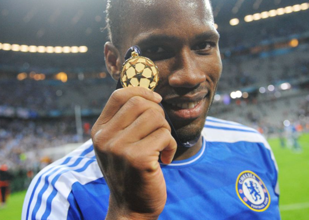 Drogba với huy chương vàng Champions League.