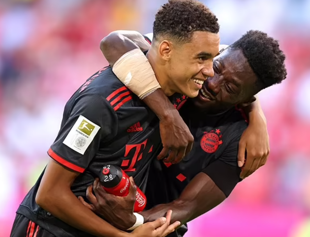 Sau nhiều tình huống hãm thành, Bayern hái quả ngọt trước VfL Wolfsburg. Phút 33, Musiala mở tỷ số cho Bayern sau tình huống xoay người, dứt điểm hết sức đẳng cấp. Pha lập công cho thấy khả năng xử lý bóng trong không gian hẹp tuyệt vời của tài năng trẻ người Đức.