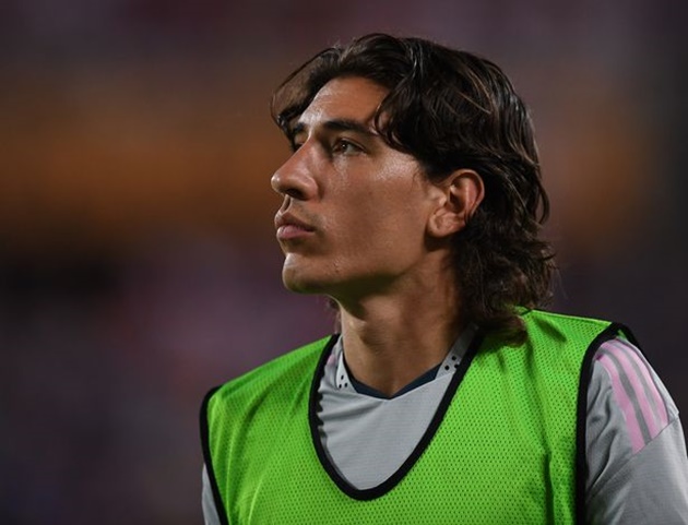 Bellerin lọt vào mắt xanh Barcelona.