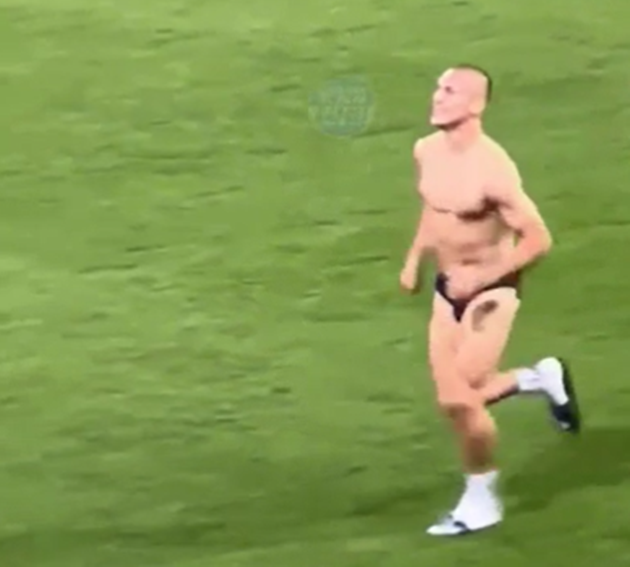 Trung vệ người Na Uy tặng quần áo thi đấu cho CĐV.