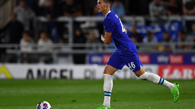 Casadei trong màu áo đội trẻ Chelsea.