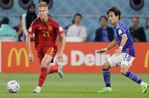 Với dàn nhân sự vượt trội, Tây Ban Nha được dự đoán giành chiến thắng dễ dàng. Thế trận 45 phút đầu tiên cho thấy ưu thế hoàn toàn thuộc về La Roja. Thầy trò HLV Luis Enrique chiếm 83% thời lượng kiểm soát bóng, thống lĩnh thế trận với các pha phối hợp nhuần nhuyền.