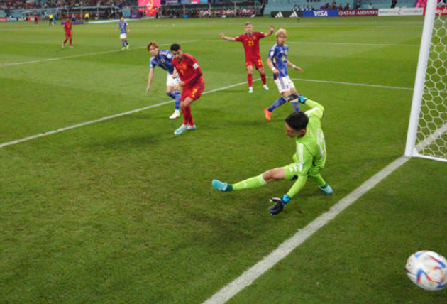 Thế trận xán lạn giúp Tây Ban Nha hái quả ngọt. Phút 11, Cesar Azpilicueta treo bóng vào khu vục 16m50 Nhật Bản, Morata bật cao đánh đầu làm tung mành lưới thủ thành Shuichi Gonda.