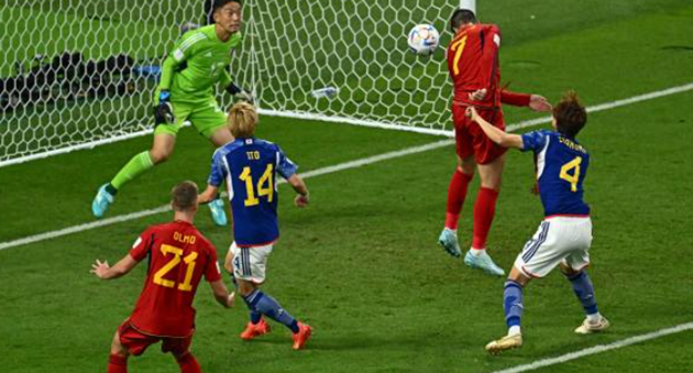 Lợi thế về chiều cao, thể hình, sức bật giúp Morata vượt qua sự truy cản của hàng thủ Nhật Bản. Một tình huống dàn xếp tấn công bài bản, chính xác của La Roja. Morata có 3 bàn thắng tại World Cup 2022.