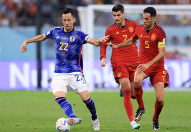 Nhật Bản chủ động lùi sâu về sân nhà trước sức ép từ Tây Ban Nha. Kết thúc 45 phút đầu tiên, La Roja dẫn trước 1-0.