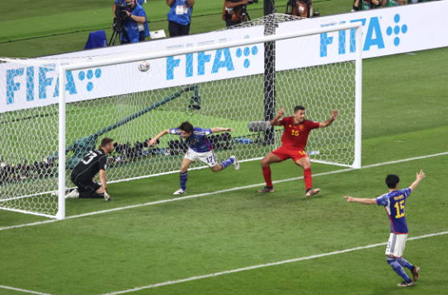 Lợi thế tinh thần lên cao giúp đại diện châu Á càng chơi càng hay. Phút 51, Mitoma Kaoru tạt bóng từ cánh trái cho Tanaka Ao băng vào ghi bàn ở cự ly gần. Tỷ số là 2-1 cho Nhật Bản. Tuy nhiên, trọng tài chính cho tạm dừng trận đấu để tham khảo VAR.