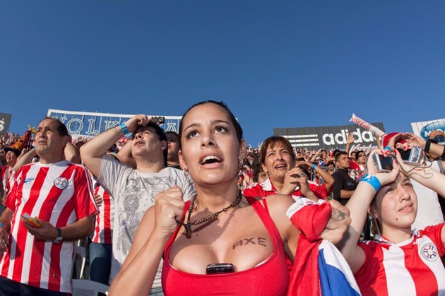 Larissa Riquelme từng là một người đẹp nổi tiếng tại World Cup 2010 tổ chức ở Nam Phi. Larissa tạo thành trend khi cô để chiếc điện thoại ở giữa vòng 1 của mình. Larissa là một fan nữ sexy của ĐTQG Paraguay. Tuy nhiên, hình ảnh đó đã không còn.