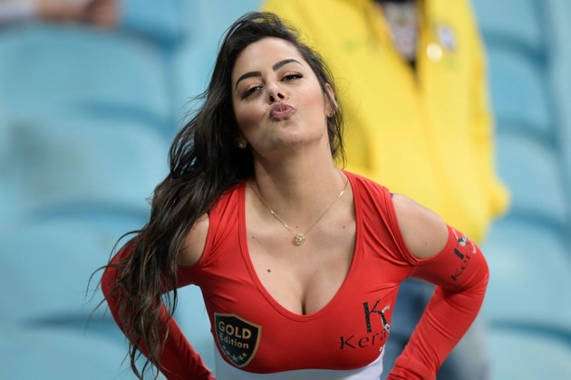 Larissa tuyên bố sẵn sàng khỏa thân nếu Paraguay vô địch World Cup 2010. Một số tờ báo mệnh danh người đẹp là 'nàng thơ World Cup 2010'.