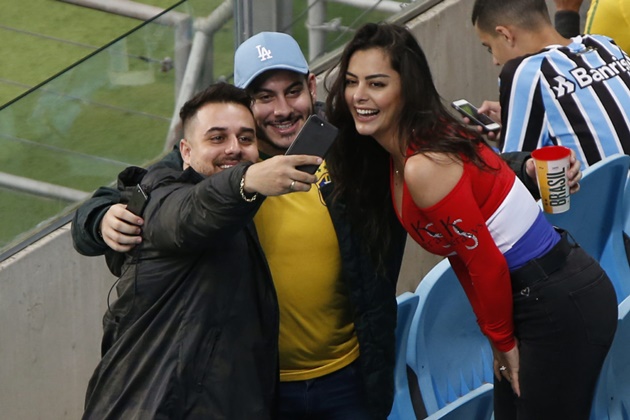 Nhiều quan điểm cho rằng việc Larissa chuyển đổi lòng trung thành từ Paraguay sang Brazil là một tội ác.