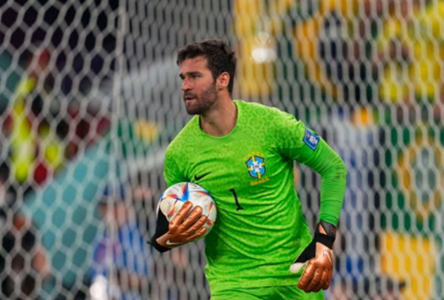 Thủ môn: Alisson Becker. Thủ thành 30 tuổi là chốt chặn số 1 trong khung gỗ tuyển Brazil hiện tại. Alisson có màn trình diễn xuất sắc khi Selecao đánh bại Hàn Quốc ở vòng 16 đội. Theo số liệu thống kê, thủ thành 30 tuổi sở hữu 5 pha cứu thua thành công. Alisson nhiều lần làm nản lòng các ngôi sao Hàn Quốc khi anh ra vào hợp lý, làm chủ khu vực 16m50 trước khung thành đội nhà.