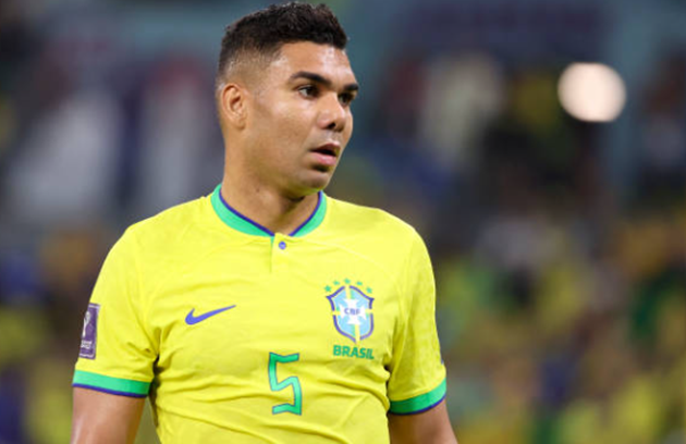 Tiền vệ: Casemiro. Casemiro được xem là ‘động cơ’ tuyến giữa Brazil. Tiền vệ 30 tuổi quán xuyến khu trung tuyến, đảm bảo khả năng pressing, tạo thành ‘lá chắn’ từ xa cho khung thành Alisson Becker.