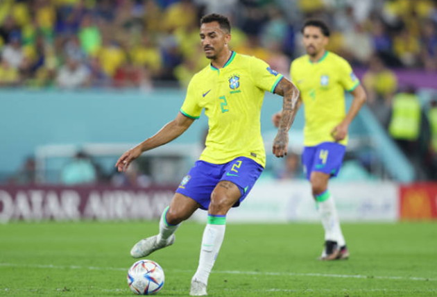 Hậu vệ trái: Danilo. Hậu vệ 30 tuổi mang đến sự chắc chắn, ổn định cho hành lang cánh trái đội nhà. HLV Tite nhiều khả năng tiếp tục tin dùng Danilo ở cuộc đụng độ với Croatia sắp tới.