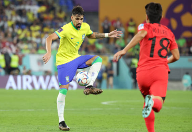 Tiền vệ: Lucas Paqueta. Paqueta là một trong những nhân tố chói sáng trên hành trình Brazil tiến đến vòng tứ kết World Cup 2022. Nhãn quan chiến thuật sắc sảo nơi Paqueta trở thành ‘vũ khí’ lợi hại giúp Selecao mở khóa hàng thủ đối phương.