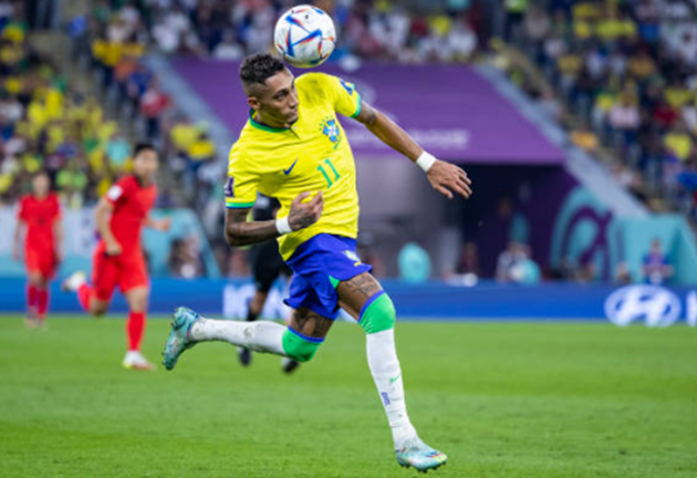 Tiền đạo phải: Raphinha. Raphinha sẽ cạnh tranh một suất ra sân với Gabriel Martinelli và Rodrygo Goes. Đặt lên bàn cân so sánh, Raphinha là quân bài ưa thích của HLV Tite.