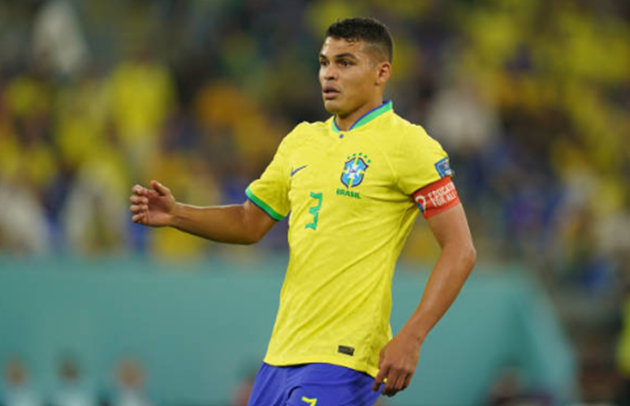 Trung vệ: Thiago Silva. Ở tuổi 38, Silva vẫn là chốt chặn đáng tin cậy nhất nơi trung tâm hệ thống phòng ngự Brazil. “Tôi không biết làm cách nào để Silva ở độ tuổi của mình có thể chơi bóng với tốc độ, cường độ cao như vậy. Cậu ấy thực hiện điều đó ở độ tuổi ngoài 30. Không thể tin được,” Gary Neville bình luận.