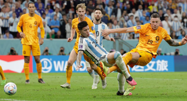 Weghorst gỡ hòa 2-2.