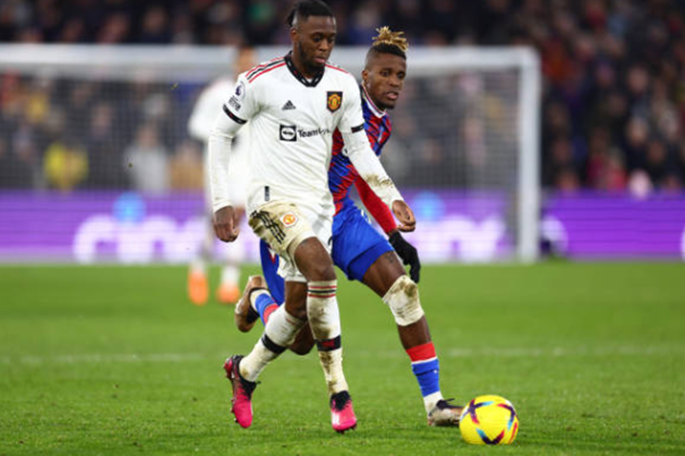 Hậu vệ phải: Aaron Wan-Bissaka. Cựu sao Crystal Palace có phong độ ấn tượng thời gian gần đây trước trận gặp Arsenal. Trong bối cảnh Diogo Dalot chưa thể tái xuất sân cỏ; Wan-Bissaka là lựa chọn khả dĩ với HLV Erik ten Hag ở vị trí hậu vệ phải.