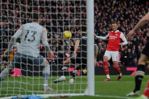 White gỡ hòa 2-2 cho Arsenal.