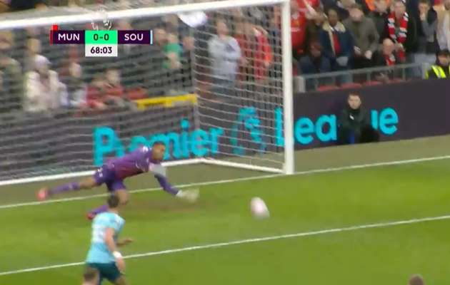 Phút 68, Fernandes tung cú sút hiểm hóc đưa bóng bay chạm cột dọc khung thành Southampton.