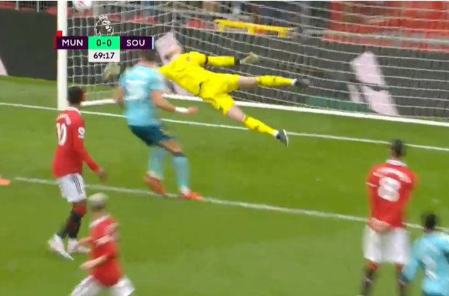 Đội khách có tình huống đáp trả ngay sau đó. Walker-Peters tung cú sút đưa bóng chạm cột dọc khung thành Man United.