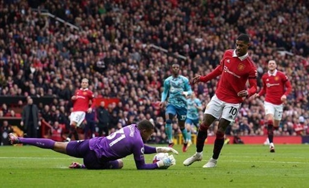 Phút 16, Man United đứng trước cơ hội mở tỷ số. Bruno Fernandes chuyền bóng cho Marcus Rashford băng xuống ở cánh trái. Đáng tiếc, cú sút của Rashford lại đi quá hiền, tạo điều kiện cho thủ thành Gavin Bazunu giải nguy.