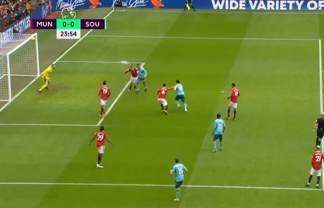 Phút 23, khung thành Man United bị đặt vào trạng thái báo động đỏ. Theo Walcott đánh đầu trực diện từ quả tạt của đồng đội. May mắn cho Quỷ đỏ khi De Gea phản xạ xuất thần ở tình huống này.