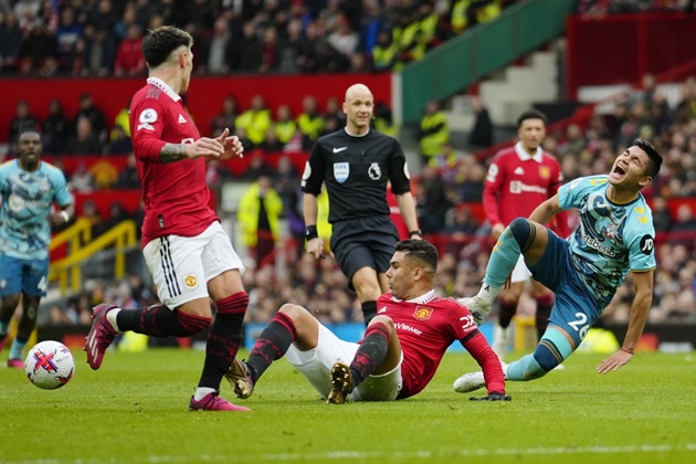 Trong bối cảnh thế trận diễn ra căng thẳng, Man United nhận tổn thất lớn về nhân sự. Phút 34, Casemiro có pha truy cản nguy hiểm với Carlos Alcaraz. Trọng tài chính Anthony Taylor quyết định rút thẻ vàng cảnh cáo. Tuy nhiên, VAR vào cuộc.