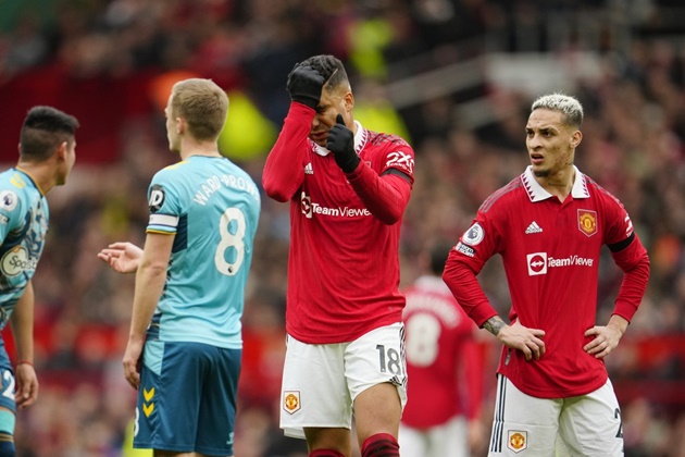 Sau khi tham khảo VAR, Anthony Taylor quyết định xóa thẻ vàng và rút thẻ đỏ trực tiếp với Casemiro. Man United chỉ còn 10 người trên sân.