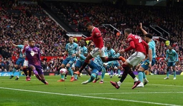 Phút 39, Raphael Varane có cú đá cận thành nguy hiểm. May mắn cho Southampton khi Bazunu chơi quá xuất sắc. Kết thúc 45 phút đầu tiên, hai đội hòa 0-0.