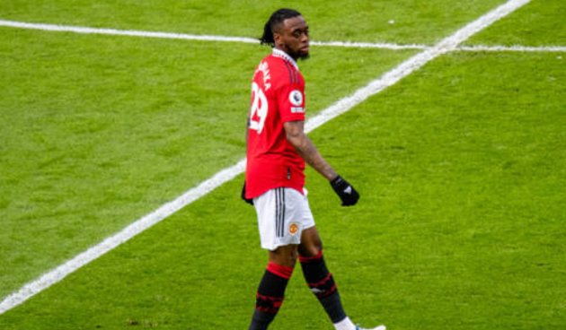 Bước sang hiệp 2, Southampton tạo ra nhiều sóng gió về khung thành Man United khi được chơi hơn người. Phút 49, Aaron Wan-Bissaka cứu nguy cho đội nhà trước pha phá bóng suýt đốt lưới nhà của Scott McTominay.