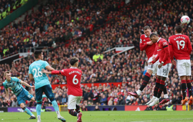 Phút 54, James Ward-Prowse đá phạt hàng rào hiểm hóc đưa bóng bay vọt xà ngang khung thành Man United.